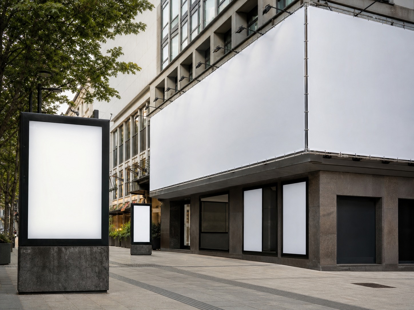 Toteme și panouri publicitare exterior